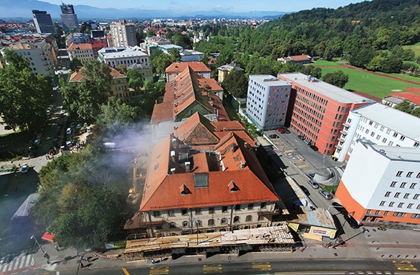 Problema Kolizeja nista toliko rušitev in novogradnja kot dejstvo, da je tak spomenik lahko nekdo sploh kupil - in pa da se ob rušitvi ni nihče spraševal o škodi, ker se star les, opeka in okna niso ohranili za reciklažo.