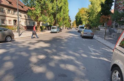Ob velikih uspehih pri revitalizaciji Ljubljane je urbanistična paradigma območij za pešce, delitev in siromašenja pretoka zastarela - nadomestiti jo morata koncept sobivanja in hibridizacija površin, podprta z neagresivno elektrifikacijo avtomobilov.