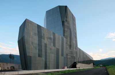 Ovoj objekta je sestavljen iz niza perforiranih aluminijastih plošč.