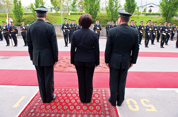 Obrambna ministrica z bivšim in sedanjim načelnikom generalštaba