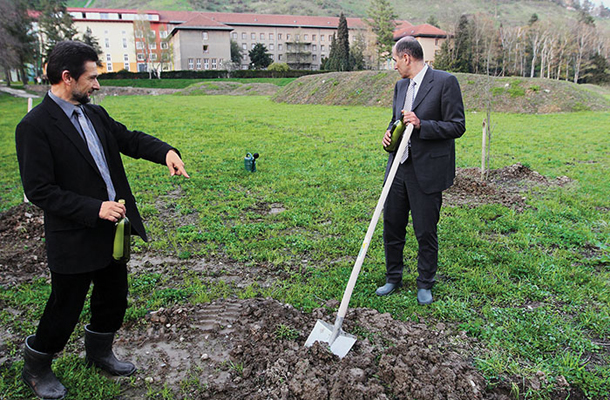 Štuhec in Janša med sajenjem hrasta v Parku samostojne Slovenije