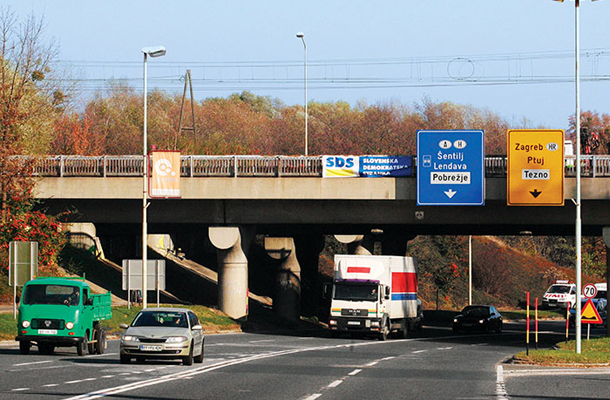 Na črno postavljeni napisi najboljše stranke