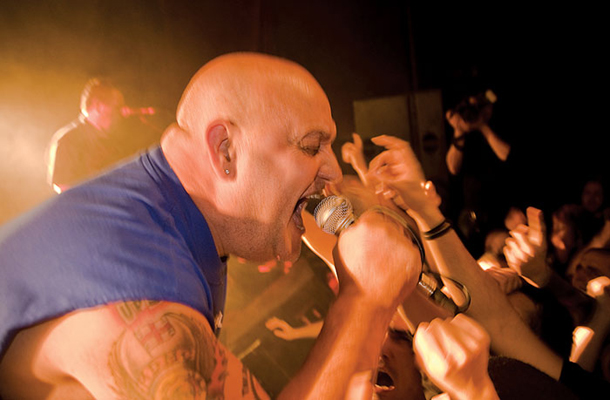 Pevec Mensi, koncert punk legende Angelic Upstarts, Mostovna, Nova Gorica