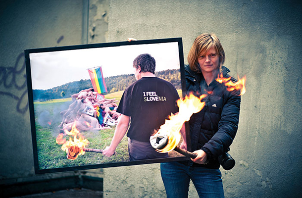 Fotografinja Tanja Ristič s projektom Grmada, ki s pomočjo golih moških teles opozarja na to, da so istospolno usmerjeni v očeh mnogih v naši družbi nezaželeni 