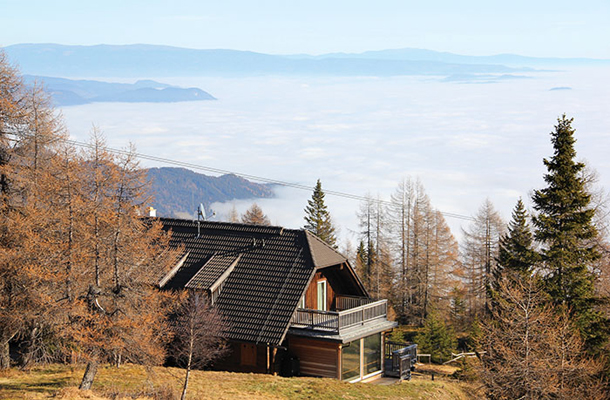 Novi Rajkov vikend z dvema 70 kvadratnih metrov velikima apartmajema ob smučišču na Osojščici na avstrijskem Koroškem in s pogledom v dolino.