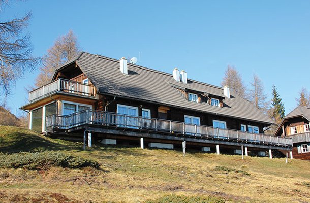 Novi vikend Janševega brata Rajka (desna polovica hiše) z dvema 70 kvadratnih metrov velikima apartmajema ob smučišču na Osojščici na avstrijskem Koroškem in s pogledom v dolino.