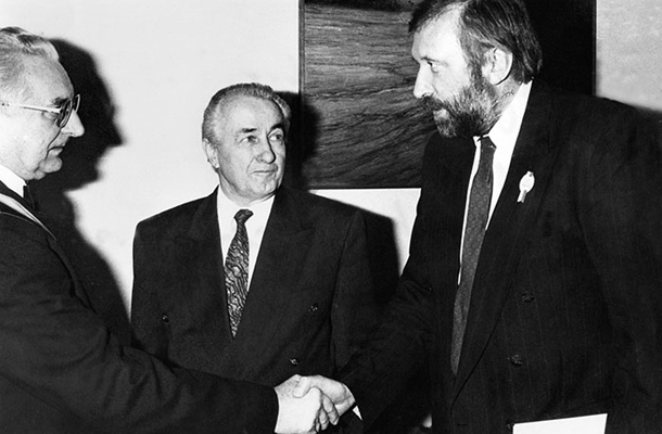 Med dvema ognjema: Franjo Tuđman, hrvaški predsednik, Ante Marković, jugoslovanski predsednik vlade in Dimitrij Rupel, slovenski zunanji minister leta 1990 v Beogradu
