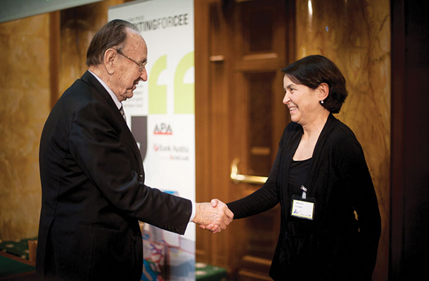 Čestitke častnega gosta Hans-Dietricha Genscherja slovenski novinarki in fotografinji Meti Krese, dobitnici evropske novinarske nagrade za leto 2011, ki jo podeljujeta avstrijska tiskovna agencija APA in Bank Austria, Dunaj (Avstrija)