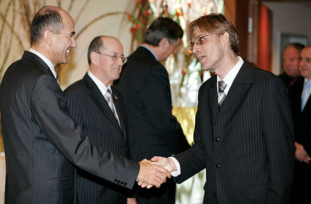 Janša je vedno znal s svojimi novinarji (na sliki prisrčen stisk roke Janeza Janše z nekdanjim urednikom Dela Petrom Jančičem na enem izmed sprejemov)