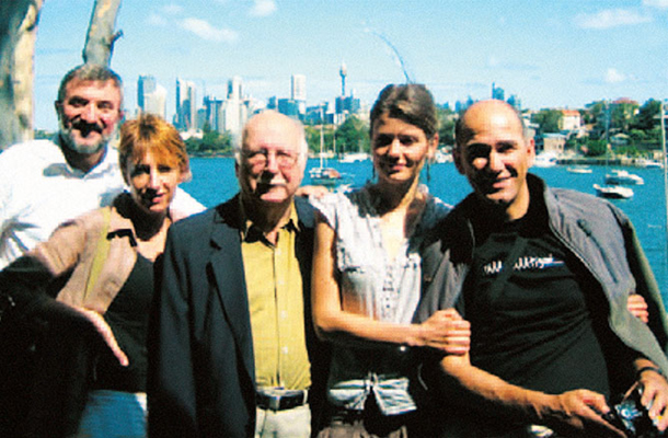 Dušan Lajovic nezakonito „hrani“ mikrofilme. Na sliki z Janezom Janšo in Urško Bačovnik v Avstraliji leta 2007.