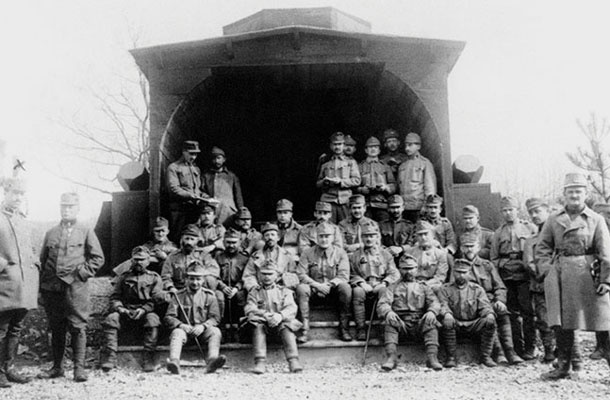 Lesena sinagoga, ki so jo izdelali avstro-ogrski vojaki, na Doberdobrski planoti leta 1915