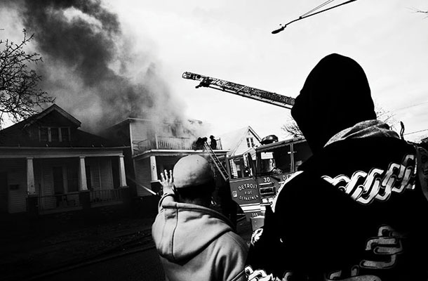 Požar v zapuščeni hiši v Detroitu, ki jo je lastnik moral zapustiti zaradi nezmožnosti odplačevanja obrokov
