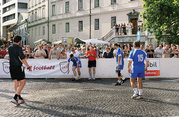 Primer uporabe športnih oblačil v vsakdanjem življenju: Nogomet. Na sliki Milan Zver in Janez Janša proti Zoranu Jankovića leta 2007