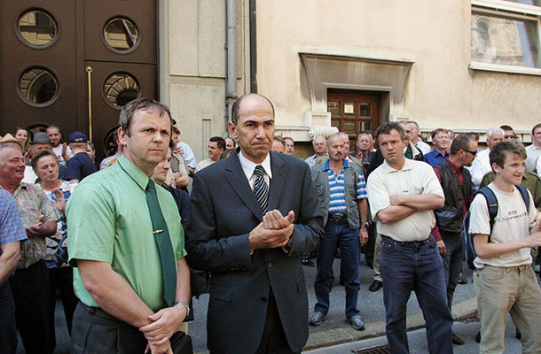 Janez Janša na protiromskem shodu pred poslopjem vlade, maja 2004.
