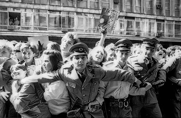 Gneča v Beogradu za podpisovanje prve plošče leta 1985