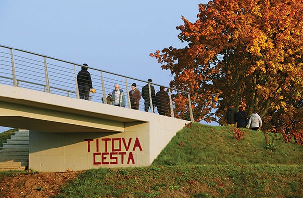 Grafit na mostu, ki vodi čez cesto, kateri je ustavno sodišče  prepovedalo nositi ime po Titu