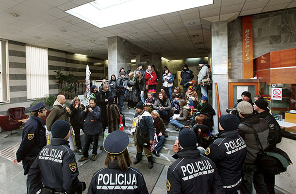 Protestniki 15o in spremstvo