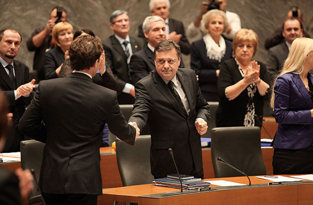 Stisk rok zmagovalca volitev Jankovića in brez njegovih glasov izvoljenega predsednika državnega zbora, Gregorja Viranta