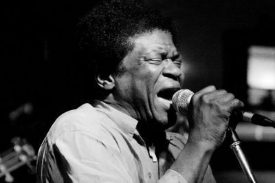 Charles Bradley se na prvencu pokloni soulu šestdesetih let in nastavi ogledalo gnili novi Ameriki. © Daptone