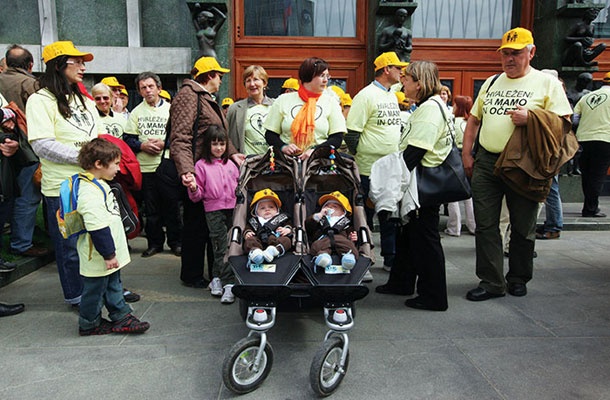 Večina izboljšav na področju centrov za socialno delo bo padlo skupaj z družinskim zakonikom. (na fotografiji nasprotniki družinskega zakonika pred parlamentom)