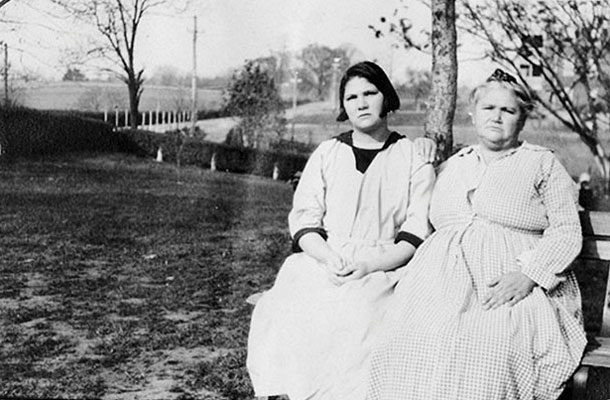 Carrie in mama Emma Buck pred sodnim procesom leta 1924, v katerem so Carrie razglasili za bebavo in spolno promiskuitetno ter jo zato sterilizirali