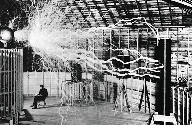 Najbolj znan emigrant iz naših prostorov: Nikola Tesla v laboratoriju v Colorado Springsu leta 1899