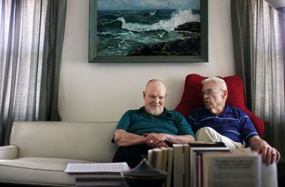 Gejevski par v ameriškem domu za ostarele, podobni domovi naj bi nastali v Španiji 