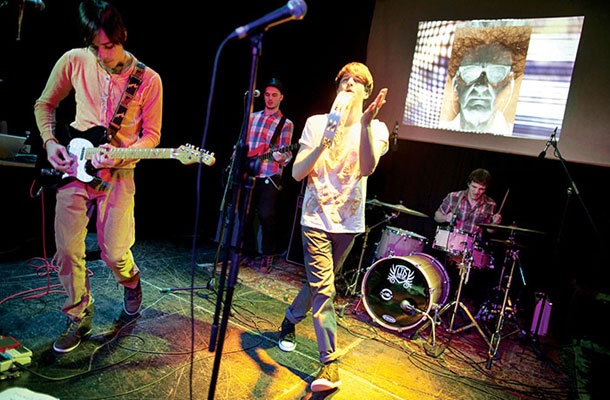 Suvereni nastop zasedbe The Toronto Drug Bust, ki svoj glasbeni izraz gradi na starem rocku, bluesu in indie rocku