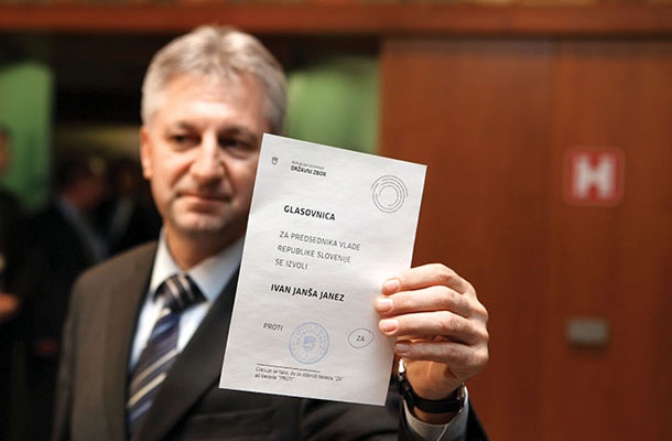 Ivan Vogrin iz Državljanske liste Gregorja Viranta je javno pokazal svoj pravilno izpolnjeni volilni listek