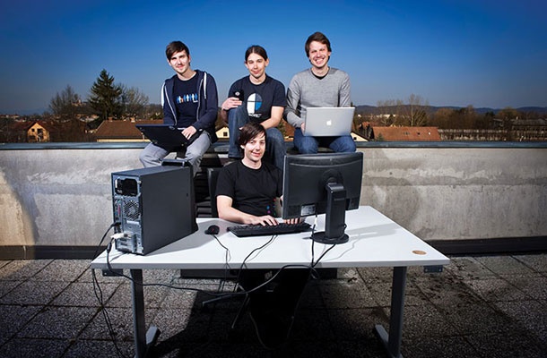 Ekipa mladega podjetja Vox.io želi prinesti svež veter v spletno telefonijo, njen vodja Tomaž Štolfa (desno) pa mora pri svojem delu znanje iz tehnologije, telefonije in interneta dopolnjevati z znanjem iz vodenja in trženja.