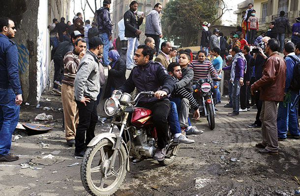 Reševanje ranjenih demonstrantov v Kairu