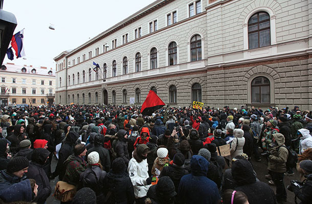 Protest proti sporazumu Acta pred poslopjem slovenske vlade v Ljubljani 4. februarja