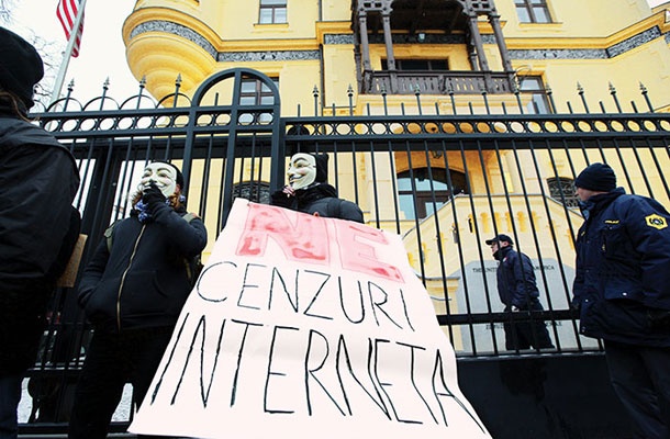 Protestniki za svobodo interneta pred ameriškim veleposlaništvom v Ljubljani