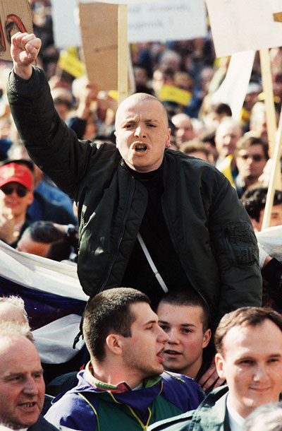 Damir Črnčec, novi vodja SOVE, leta 1994 v skupini protestnikov (spodaj v trenirki) v podporo Janši, ki so ga po aferi Depala vas odstavili z mesta obrambnega ministra.