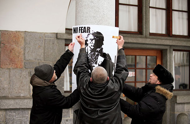 Plakatna protestna akcija v soboto, 11. februarja 2012, na ljubljanski tržnici. 