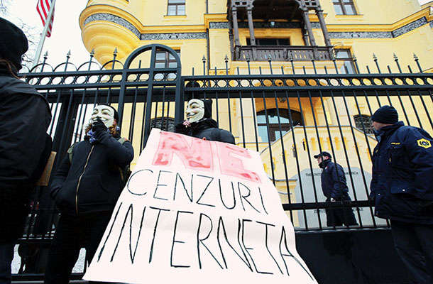 Protestniki za svobodo interneta pred ameriškim veleposlaništvom v Ljubljani 