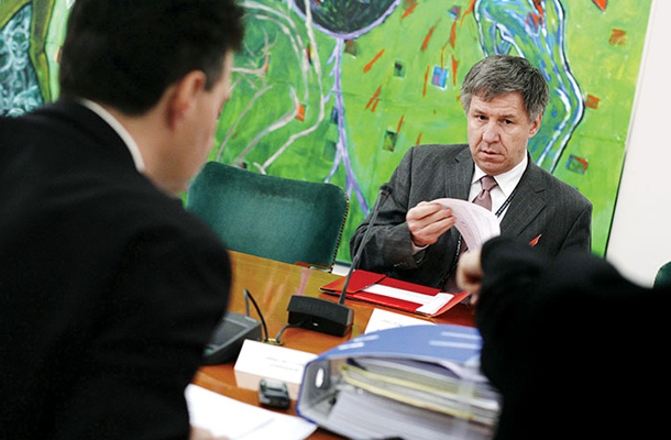 Peter Stavanja, prej pristojen za protidobave pri poslu s Patriami, ki je zavajal z 2240 novimi zaposlitvami, sedaj že državni sekretar na obrambnem ministrstvu. 