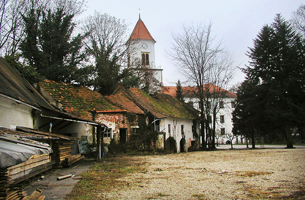 Grajska pristava v Ormožu pred prenovo. Glede na smernice zavoda za varstvo kulturne dediščine je bilo z novimi intervencijami dovoljeno poseči samo na mestih, ki so bila že porušena, neprimerno pozidana ali dodana.