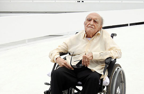 Oscar Niemeyer decembra 2010 ob odprtju novega sedeža Fundacije Oscarja Niemeyerja, objekta, ki so ga po njegovih načrtih zgradili v mestu Niteroi blizu Ria de Janeira.