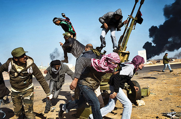 Zmagovalna fotografija v kategoriji spot news na tekmovanju World press photo prikazuje libijske upornike pri borbi za strateško mesto Ras Lanuf