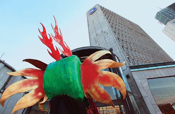 Akcija blokade NLB v okviru protestov “za Evropo ljudi in ne bank” gibanja 15o v Ljubljani 8. marca