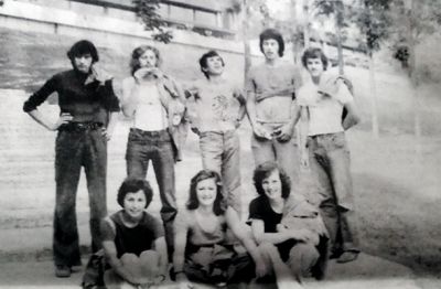 Janez Janša (v sredini zgoraj) v Titovi majici ob obisku partijske politične šole v Kumrovcu leta 1975 ali neka druga oseba?