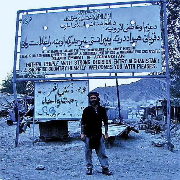 „Potepuški dopisnik“ Pepe Escobar vstopa v Afganistan, neposredno po zavezniški „osvoboditvi“ Kabula, decembra leta 2001