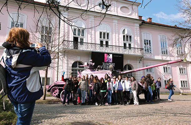 Foto tedna: Tank kot darilo ob dnevu žena, 8. marec, Ljubljana (Tank pred Muzejem novejše zgodovine so neznanci prebarvali z roza barvo in v topovsko cev zataknili rože.)