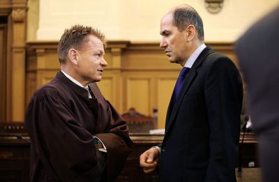 Janez Janša in njegov odvetnik na enem izmed (redkih) obiskov sodišča 