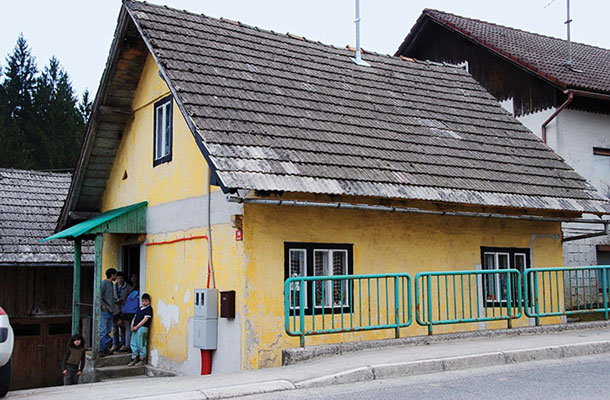 Romska družina Hudorovac pred svojo nepremičnino v belokranjski vasi Vranoviči. 