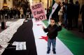 Pripadnik sistemsko mučene skupine protestira proti sirskemu režimu