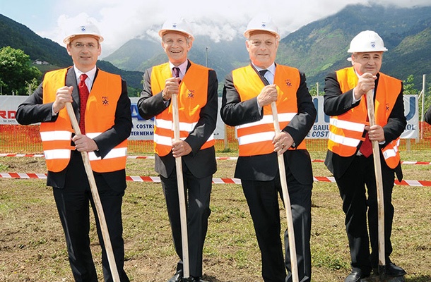 Deželni predsednik Južne Tirolske Luis Durnwalder (tretji z leve) ob začetku gradnje ceste pri Meranu