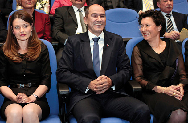 Foto tedna: Prešerni predsednik vlade Janez Janša v pogovoru s predsednico zdravniške zbornice Gordano Živčec Kalan in malo manj prešerna soproga Urška Bačovnik Janša, Slovesnost ob 110. obletnici zdravniškega organiziranja 