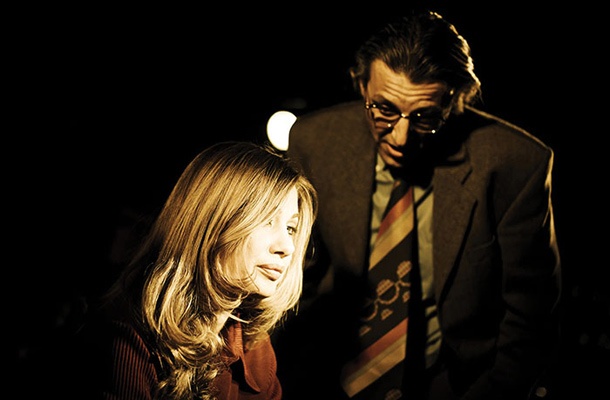 Katharina Blum (Romana Šalehar) in njen zasliševalec (Matej Recer)